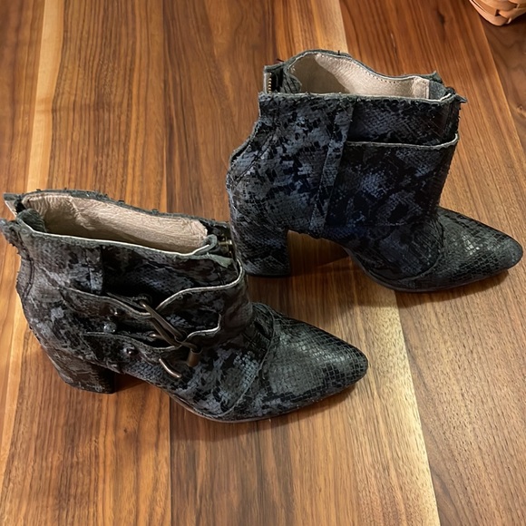 Freebird Blue Multi/Snake Joey, EUC - Picture 6 of 10